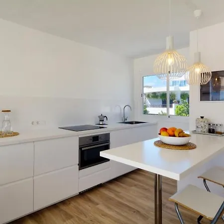 Vila Puerto Del Carmen Sleeps 4 With Pool And Wifi *
