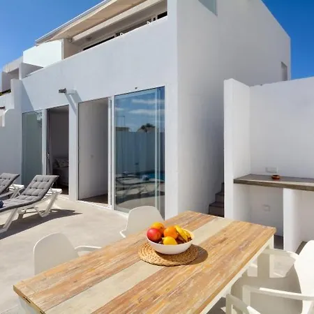 Puerto Del Carmen Sleeps 4 With Pool And Wifi Willa