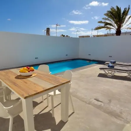 Puerto Del Carmen Sleeps 4 With Pool And Wifi Vila *